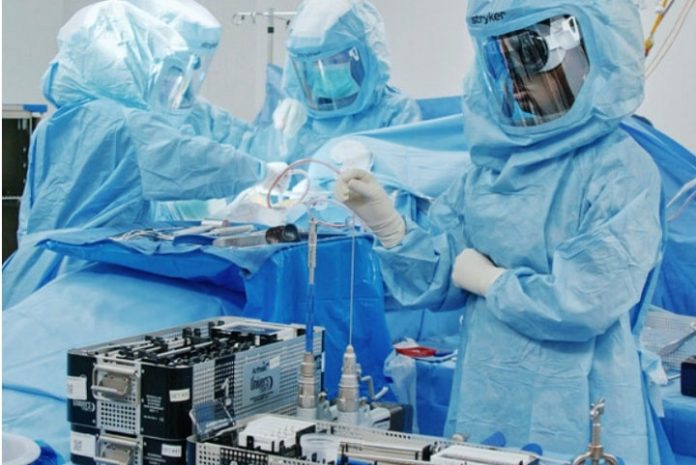 eXeX & AdventHealth Surgery Center Innovation Tower Pioneer Use of Apple Vision Pro in Joint Replacement Surgery